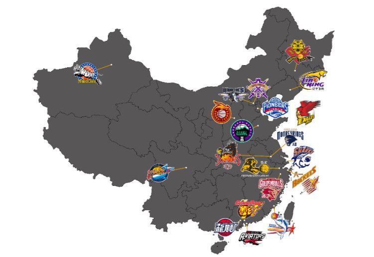 萧海龙正一脸得意的坐在后排座椅上，而五花大绑的马岚，就躺在他的脚下。